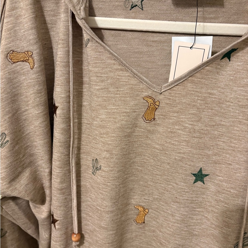 Plus 1X Cozy Beige western embroidery Patterned Hoodie nwt plus-size

PTp 25 - Picture 2 of 3